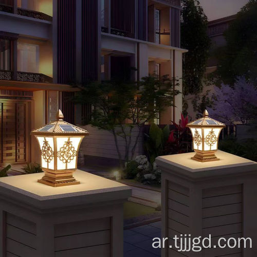 المصابيح الأمامية للعمود الشمسي في الهواء الطلق